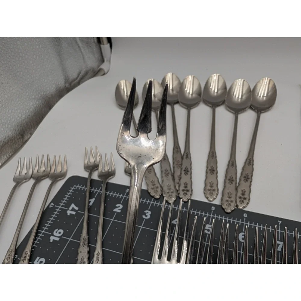 Oneida Flatware Silver Distinction Deluxe Stainless Floral Bouquet 49 Piece Set